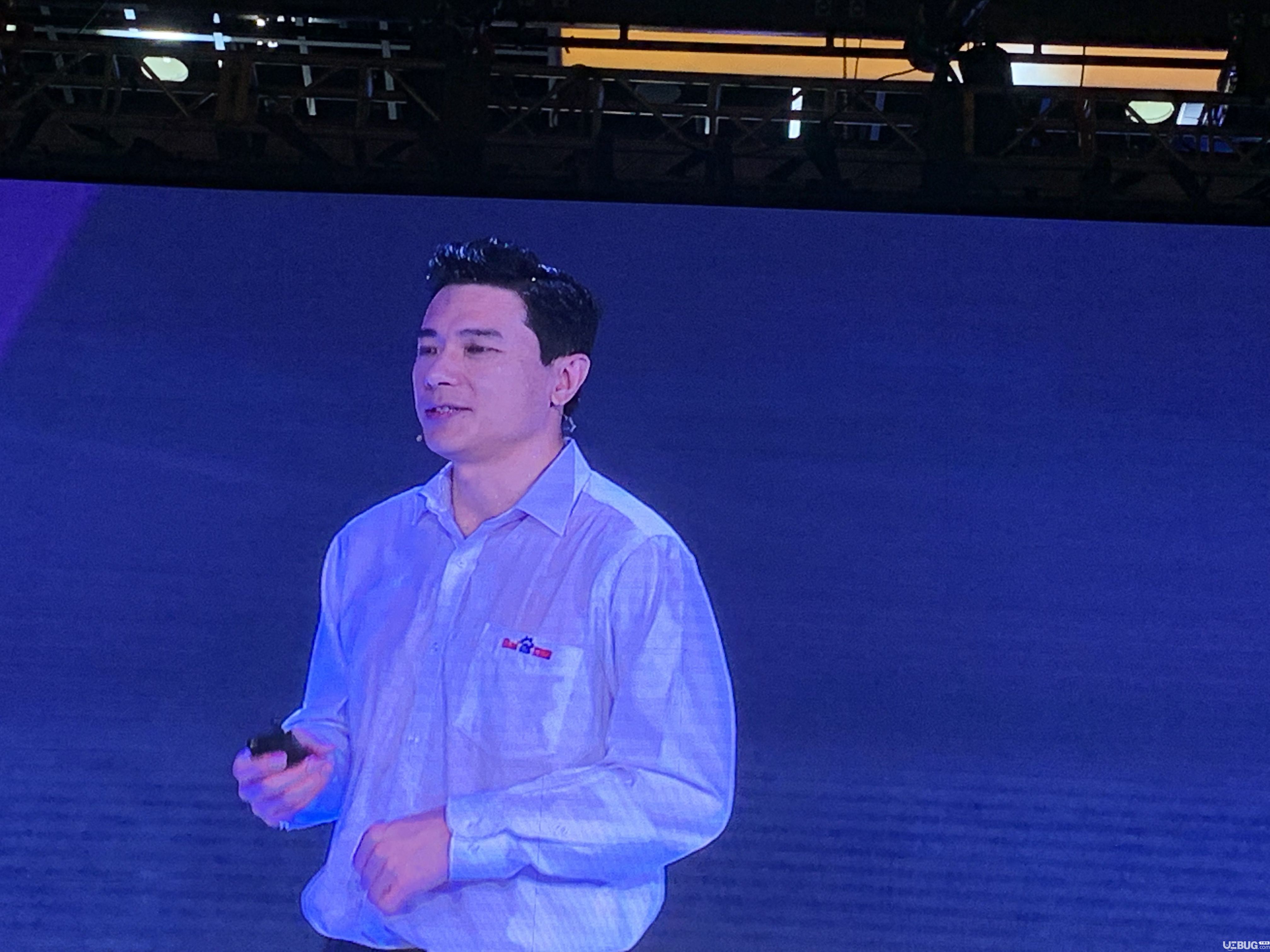 百度AI開發(fā)者大會現(xiàn)場CEO李彥宏被潑水是怎么回事